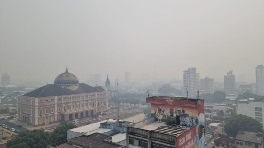 Manaus fica embaixo de fumaça depois do alto número de queimadas registradas na região... Leia mais no texto original: (https://www.poder360.com.br/brasil/manaus-registra-uma-das-piores-qualidade-de-ar-do-mundo/) © 2023 Todos os direitos são reservados ao Poder360, conforme a Lei nº 9.610/98. A publicação, redistribuição, transmissão e reescrita sem autorização prévia são proibidas.