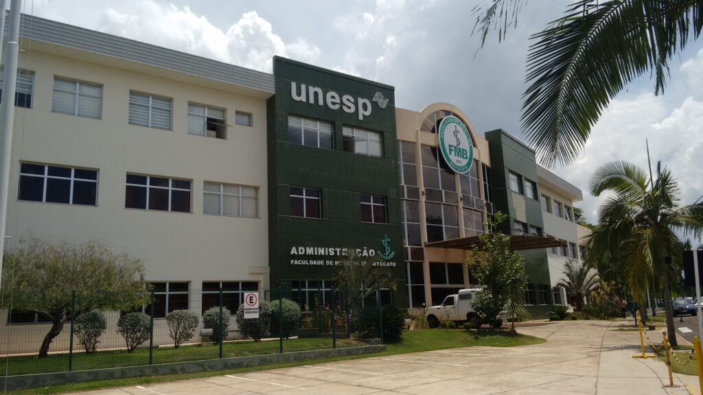 Fachada da Faculdade de Medicina da UNESP em Botucatu, uma das melhores faculdades de Medicina do Brasil.