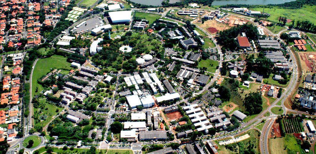 Vista aérea do campus da Unicamp, uma das melhores faculdades de Medicina do Brasil, reconhecida pela sua estrutura em Campinas e excelência acadêmica.