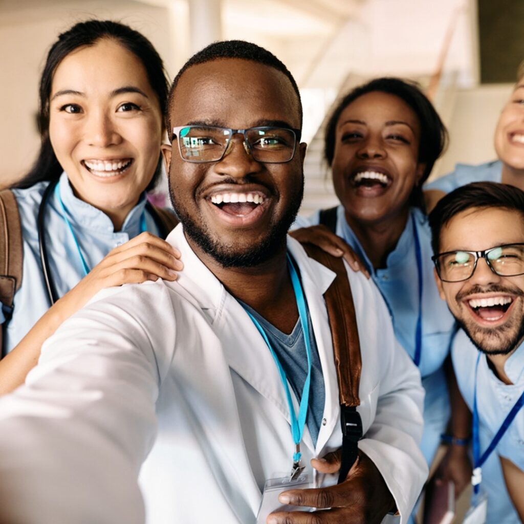 Grupo de estudantes de Medicina sorrindo, representando a diversidade e excelência nas melhores faculdades de Medicina do Brasil.