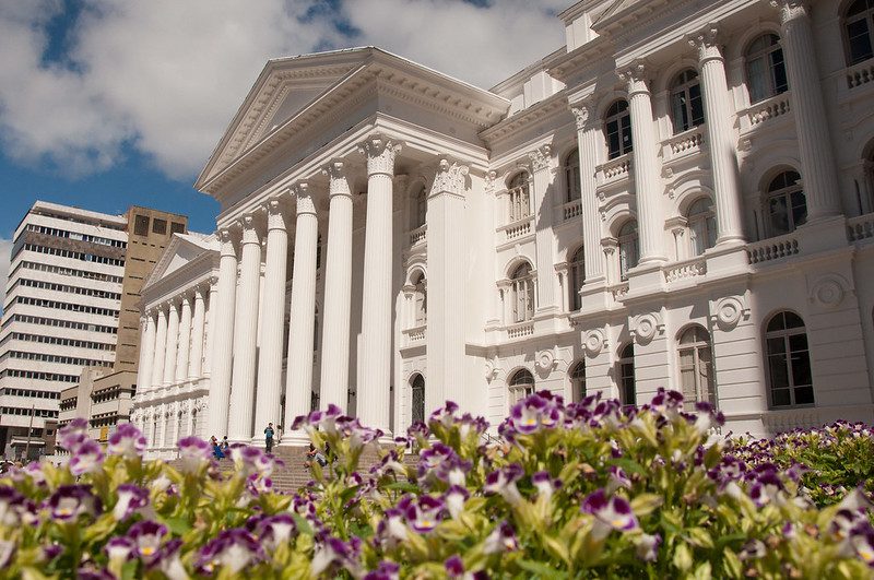 Fachada do prédio histórico da UFPR, uma das mais antigas universidades do Brasil.