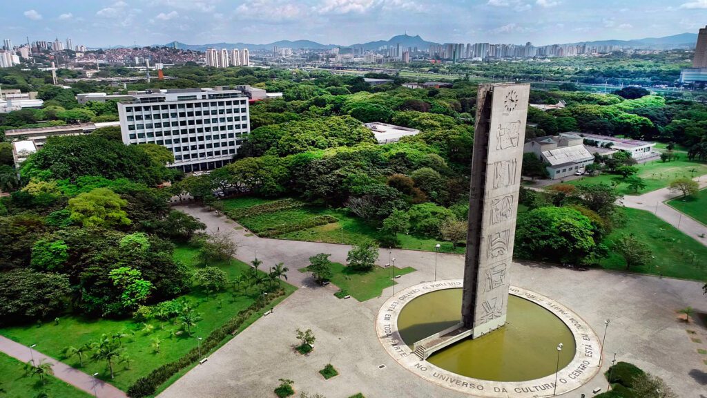 Vista aérea do campus da USP em São Paulo, uma das melhores faculdades de Medicina do Brasil, destacando o ambiente acadêmico de excelência e inovação.