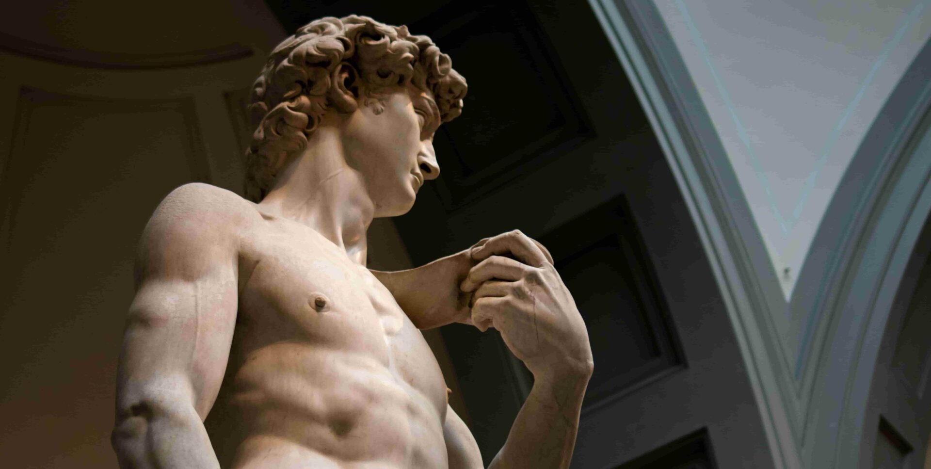 Escultura clássica de David de Michelangelo, representando o ideal estético do classicismo, movimento artístico cultural focado em harmonia e perfeição.