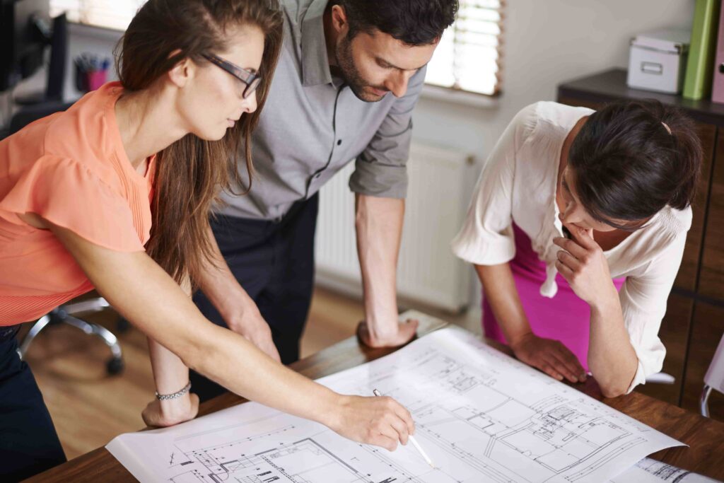 Estudante de arquitetura e urbanismos reunidos para aprender tudo sobre a graduação.