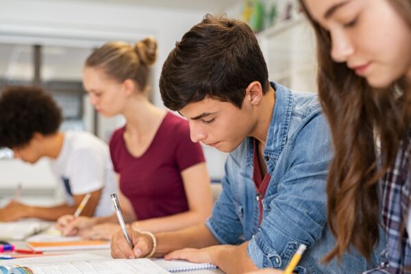 Estudantes aprendendo sobre as questões mais difíceis do Enem que caíram na prova nos últimos 5 anos.