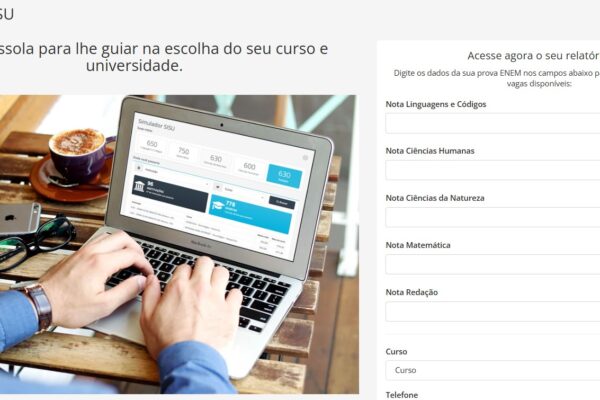 Tela do Simulador SiSu da plataforma Estuda.com sendo utilizado em um notebook, com interface mostrando notas e opções de cursos.