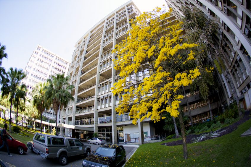 fachada do prédio da Universidade do Estado do Rio de Janeiro (UERJ)