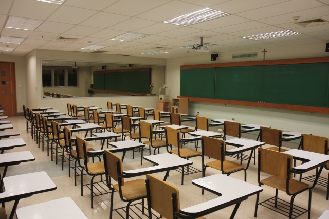 sala de aula com cadeiras representando as antigas aulas e disciplina como Latim e OSPB