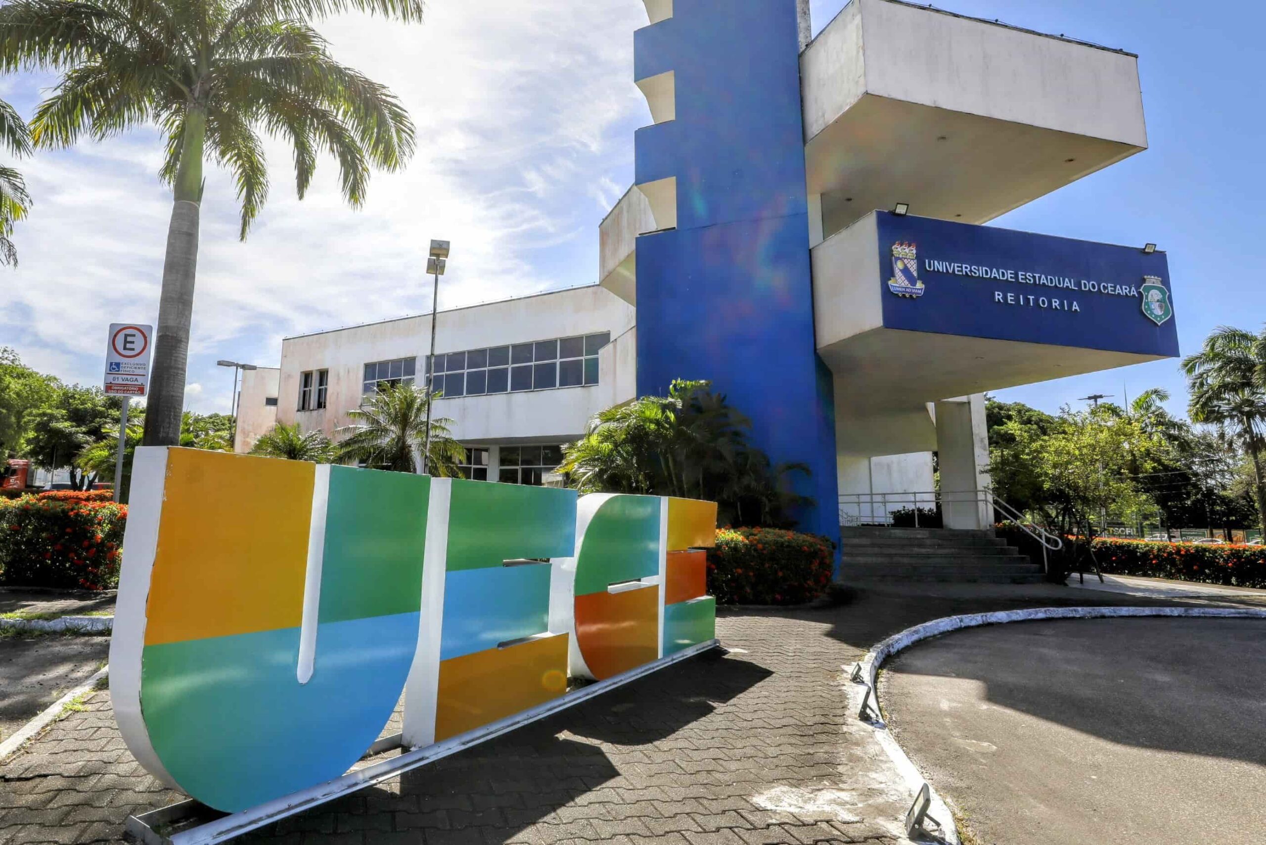 fachada da UECE (Universidade Estadual do Ceará) representando a abertura das inscrições do vestibular 2025/2.