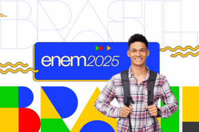 Estudante sorridente com mochila em frente a painel colorido com a palavra “Brasil” e o texto “Enem 2025”, representando a abertura das inscrições Enem 2025.