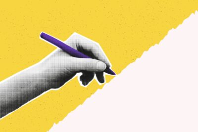 Mão segurando caneta roxa em fundo amarelo, simbolizando prática de escrita e estudo dos possíveis temas de redação Enem 2025.