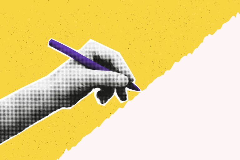 Mão segurando caneta roxa em fundo amarelo, simbolizando prática de escrita e estudo dos possíveis temas de redação Enem 2025.