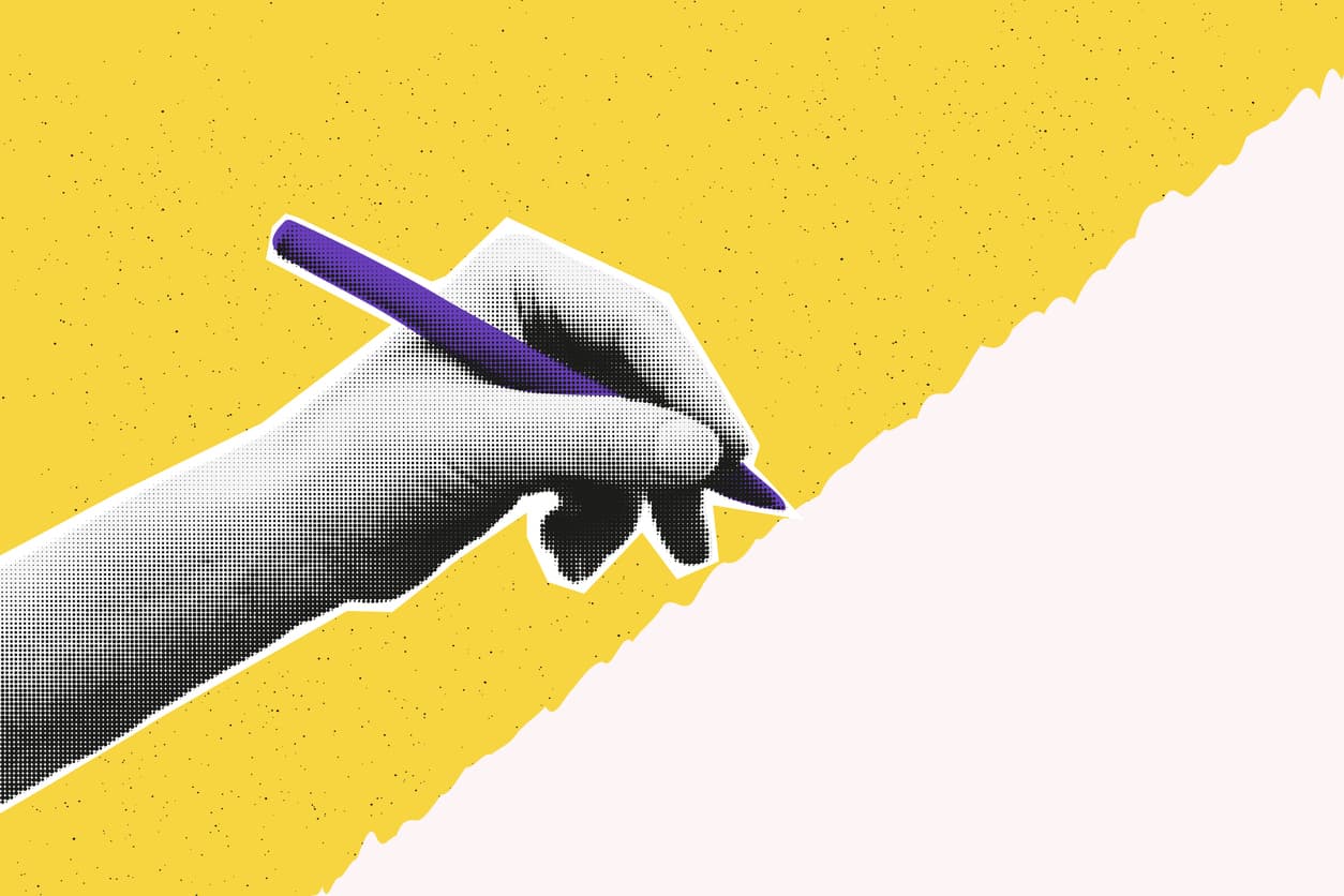 Mão segurando caneta roxa em fundo amarelo, simbolizando prática de escrita e estudo dos possíveis temas de redação Enem 2025.