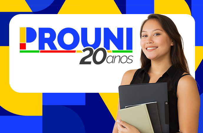 Imagem com uma estudante na frente sorridente com a escrita "ProUni 20 anos" referente a aberta das inscrições do ProUni 2025 no segundo semestre.