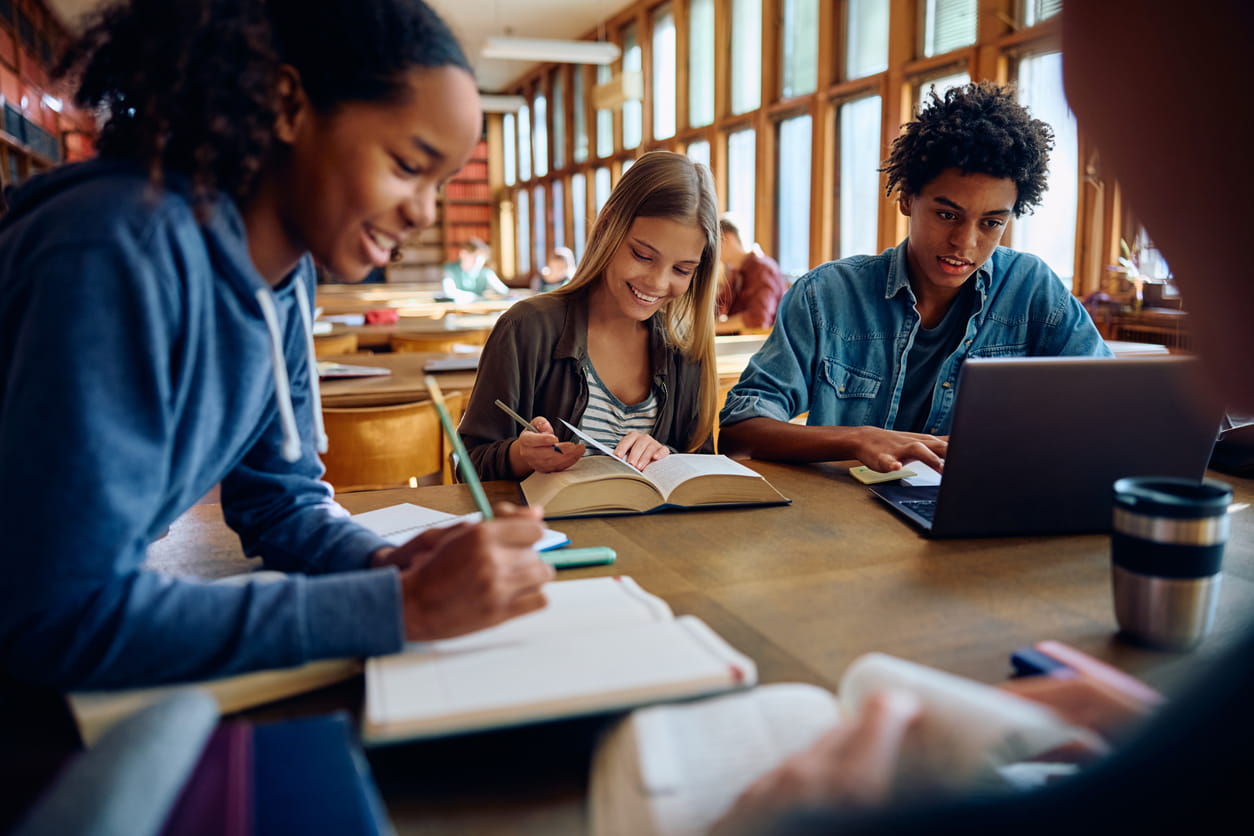 Estudantes reunidos para conhecer as ferramentas de estudo para turbinar o aprendizado