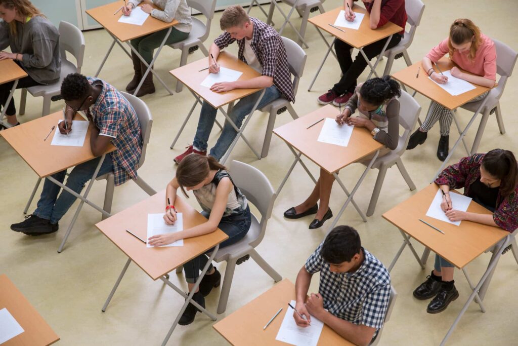 Estudantes fazendo prova em sala de aula referente à abertura das inscrições para o vestibulares da Unicamp 2026.