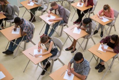 Estudantes fazendo prova em sala de aula referente à abertura das inscrições para o vestibulares da Unicamp 2026.