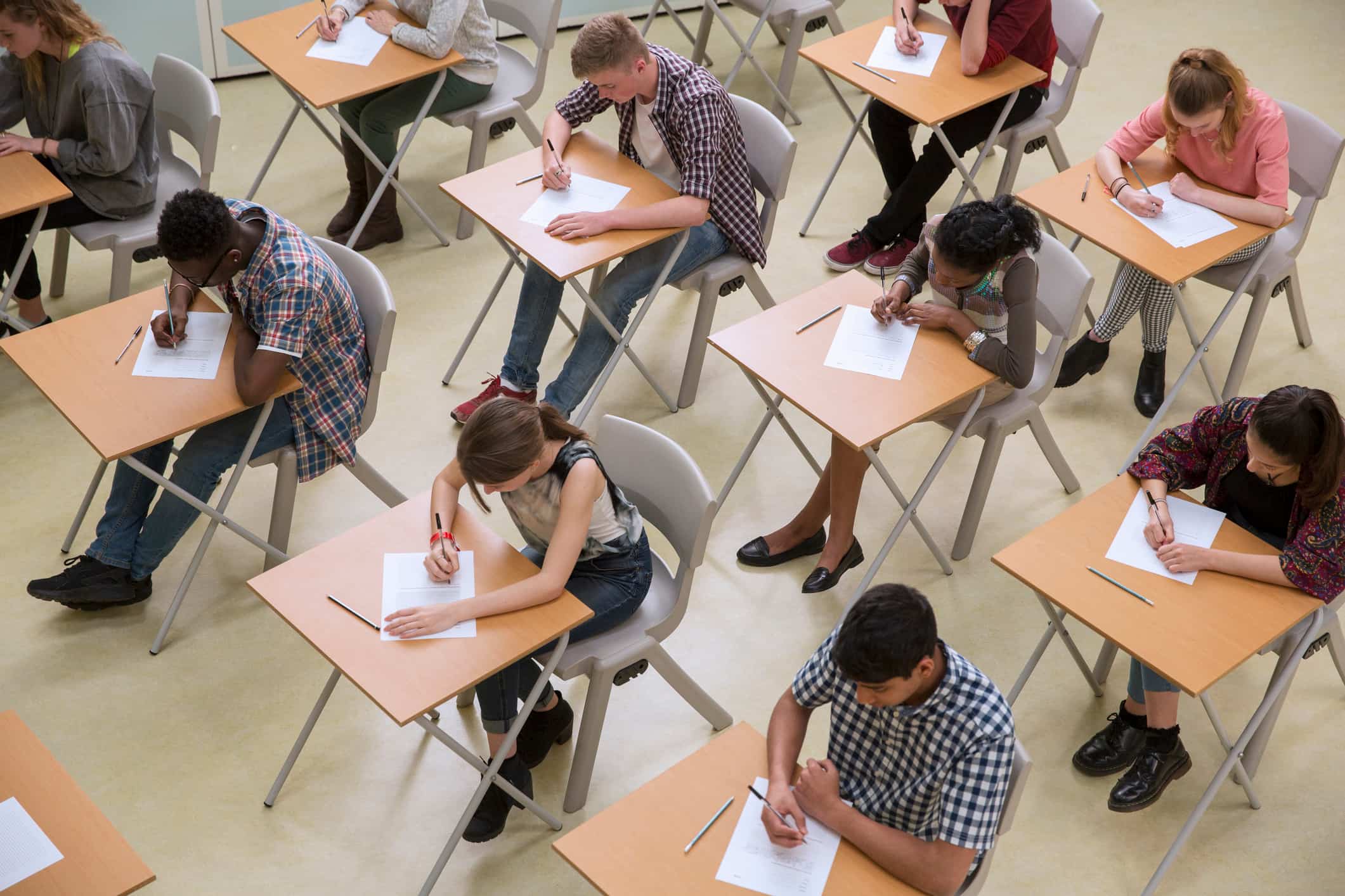 Estudantes fazendo prova em sala de aula referente à abertura das inscrições para o vestibulares da Unicamp 2026.