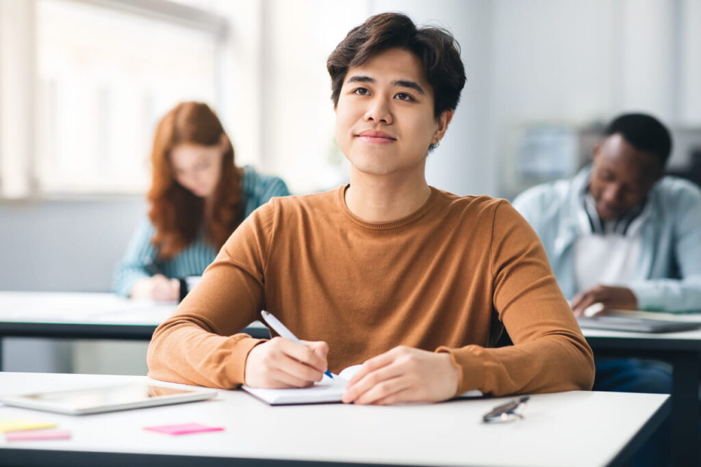 Estudante concentrado em sala de aula durante prova, representando que o Segundo dia do Simulado gratuito do Preparadão Enem que estará liberado até sábado.