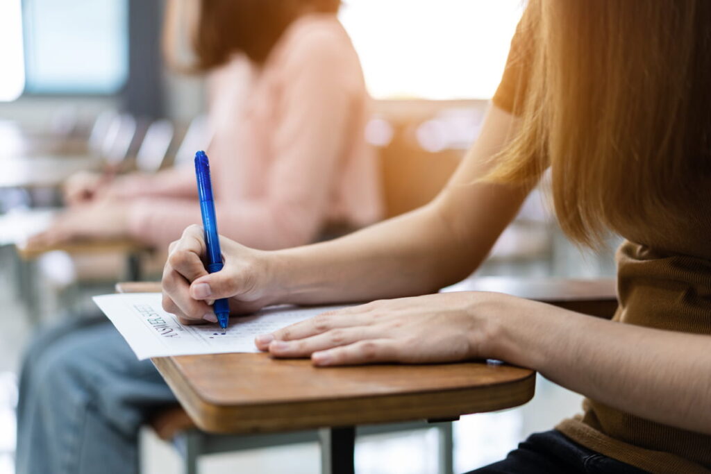 Estudante preenchendo gabarito durante o segundo dia do Simulado gratuito do Enem que acontece neste domingo, se preparando para a prova oficial.