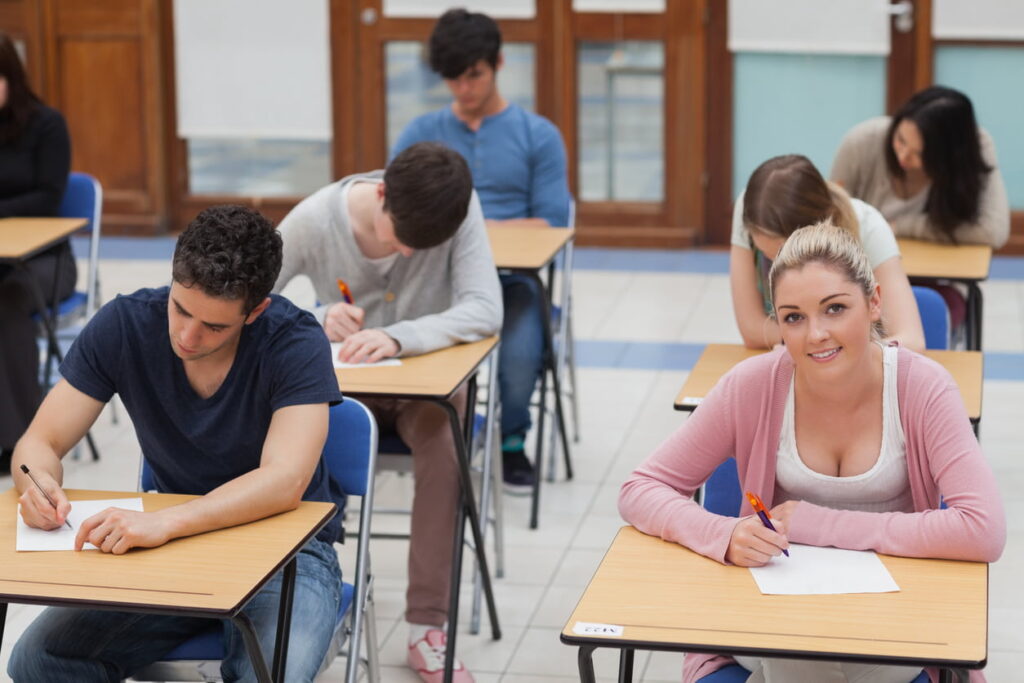 Estudantes fazendo prova em sala de aula, representando que o primeiro dia do Simulado gratuito do Preparadão Enem está liberado para treinar e se preparar para o exame.