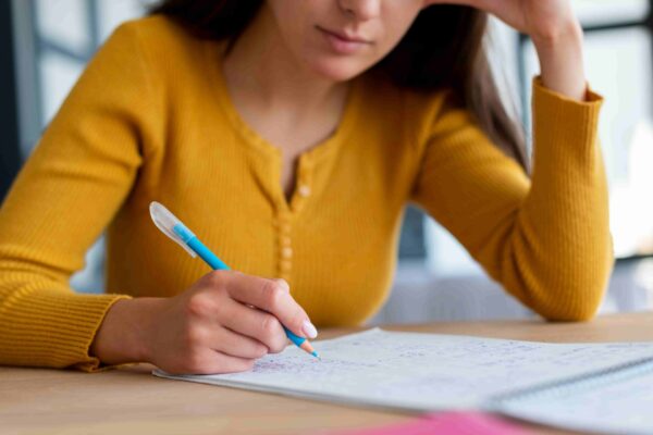 Estudante pensativa buscando entender como funciona a correção da redação do Enem