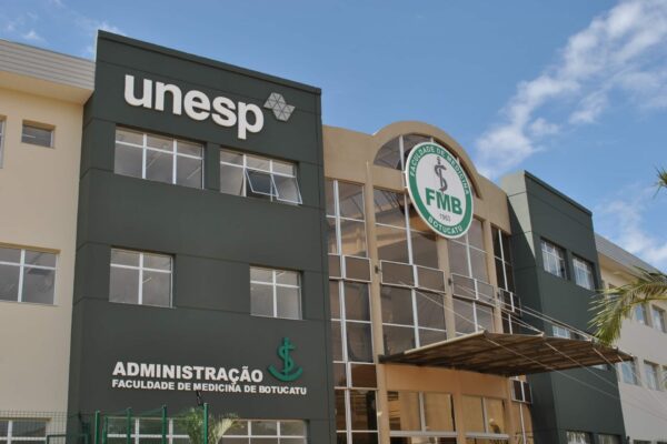 Fachada da Faculdade de Medicina de Botucatu da Unesp, destaque para notícia: Unesp abre inscrições para o Vestibular 2026.