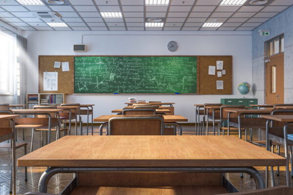 sala de aula com cadeiras representando os direitos e deveres dos estudantes.