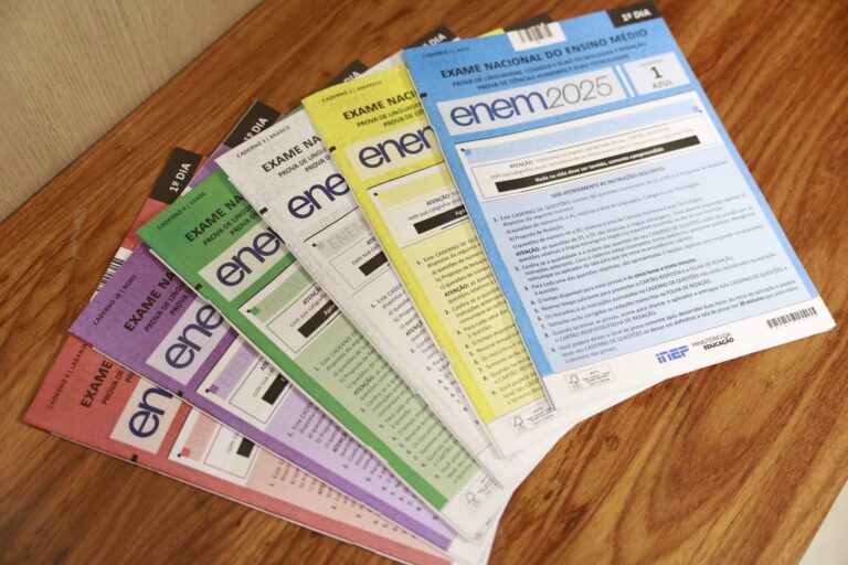fotos das provas do enem representando as cores de cada prova do enem, laranja, roxo, verde, branco, amarelo e azul