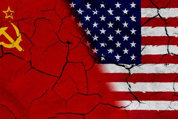 Imagem representando a guerra fria, de um lado os Estados Unidos (EUA) e a União Soviética (URSS) que travaram uma batalha silenciosa e tensa.