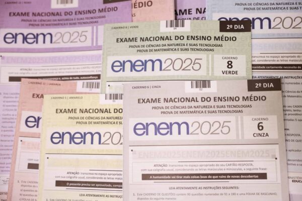 Fotos das provas do Enem 2025 representando a polêmica que anulou questões do Enem