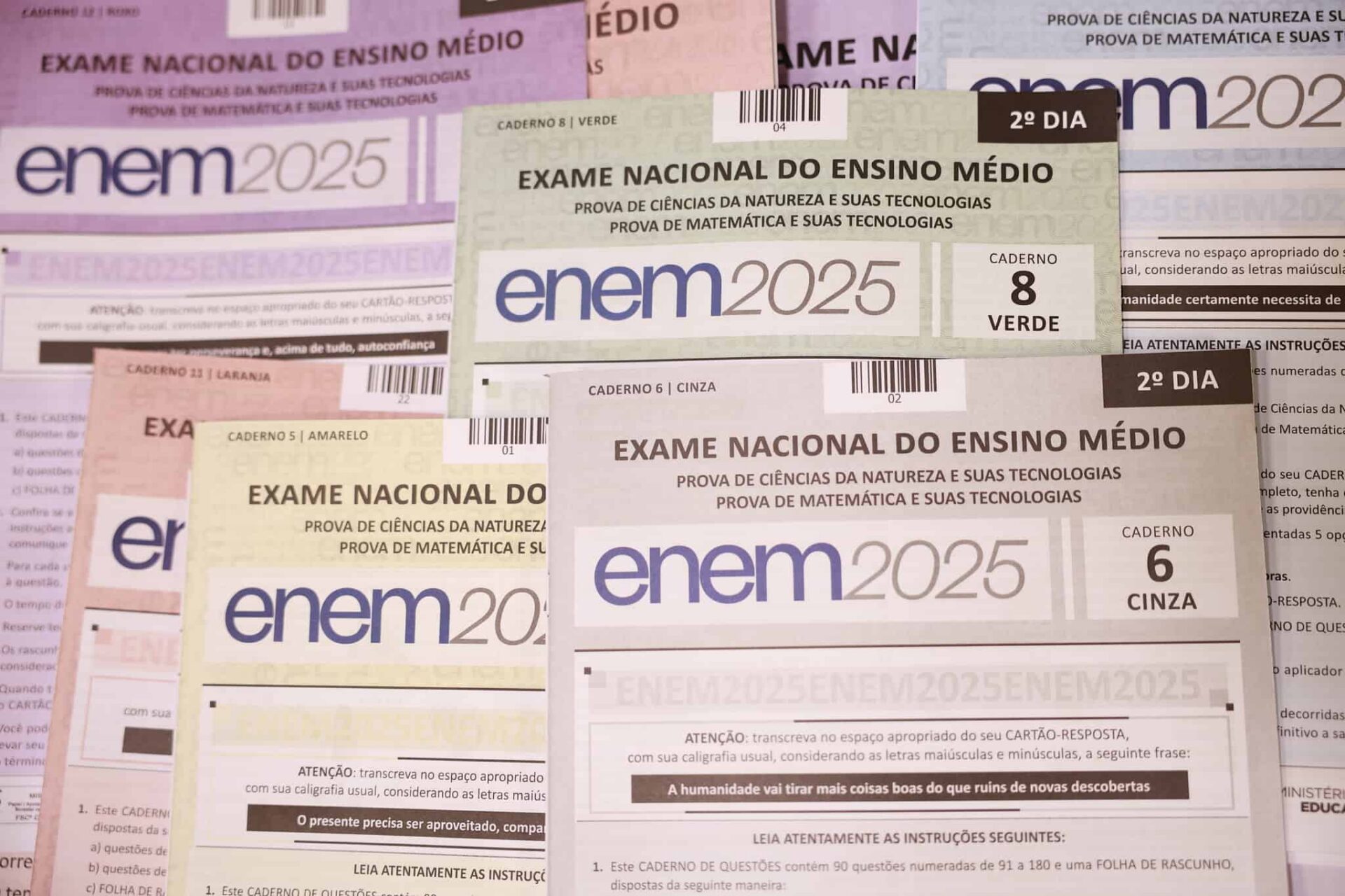 Fotos das provas do Enem 2025 representando a polêmica que anulou questões do Enem