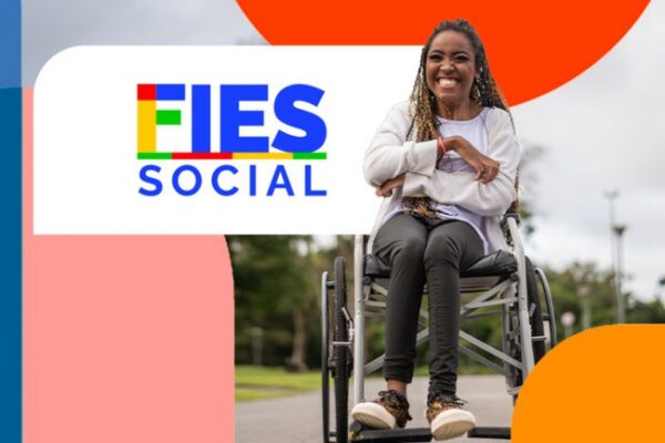 Foto de uma estudante representando a abertura das inscrições para o FIES, (Fundo de Financiamento Estudantil).