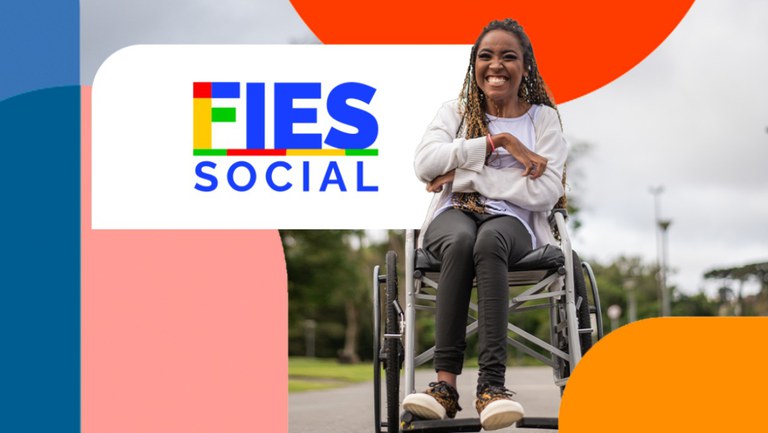 Foto de uma estudante representando a abertura das inscrições para o FIES, (Fundo de Financiamento Estudantil).