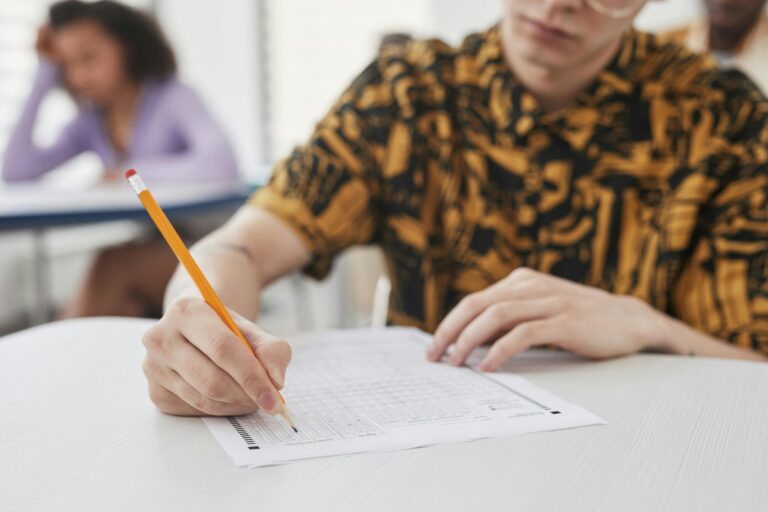 Estudante realizando o simulado que acontece hoje na plataforma da Estuda.com para treinar para o Enem e vestibulares.