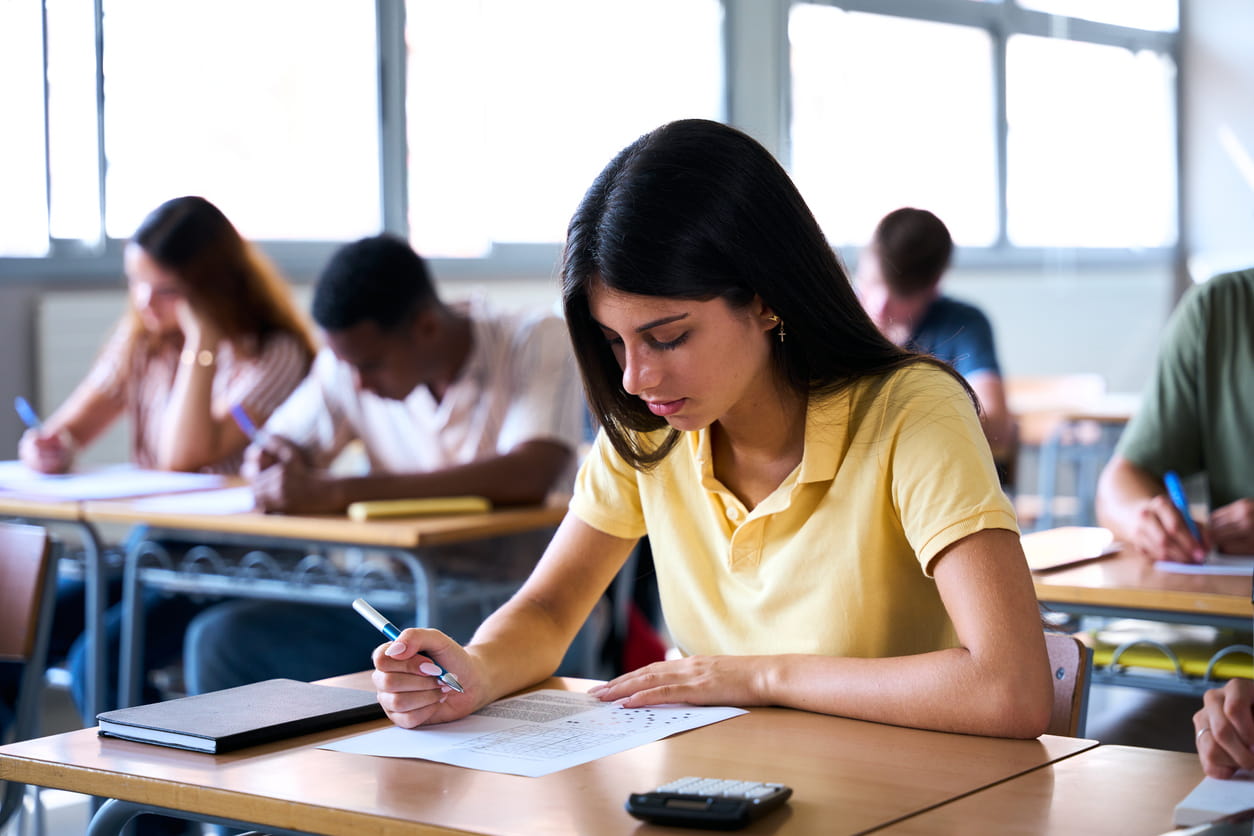 Estudante fazendo uma prova de simulado enem para treinar para a prova oficial e receber dados de desempenho para seu preparo.