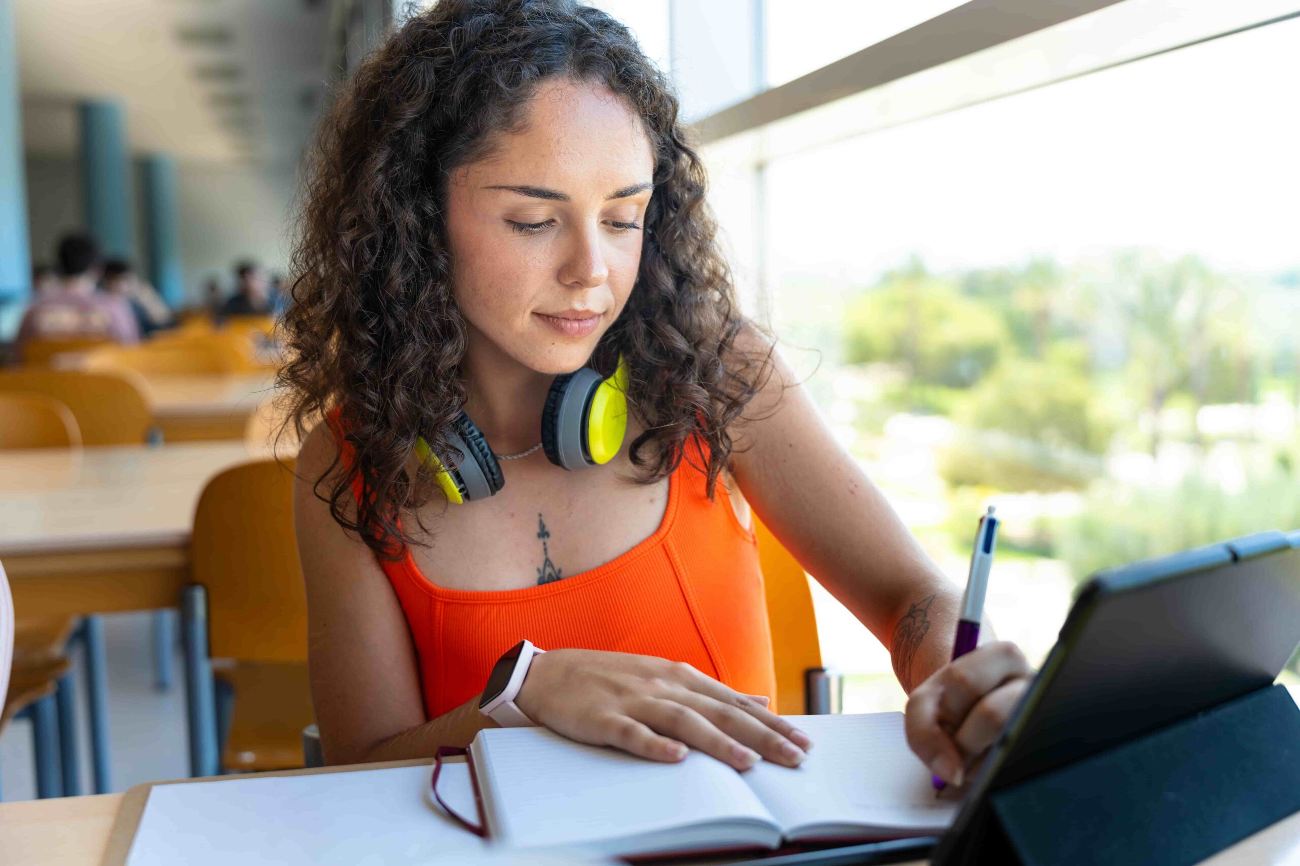 Estudante aprendendo como funciona as provas discursivas de vestibulares.