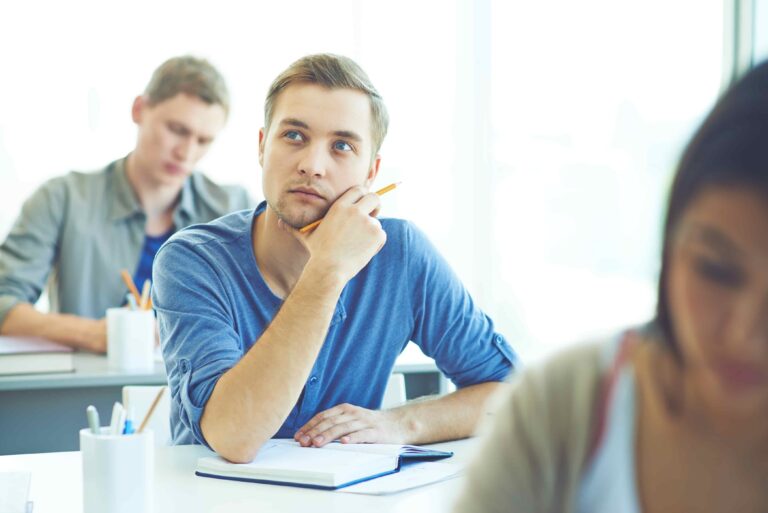 Estudante pensativo sobre qual a forma correta de usar trás ou traz.