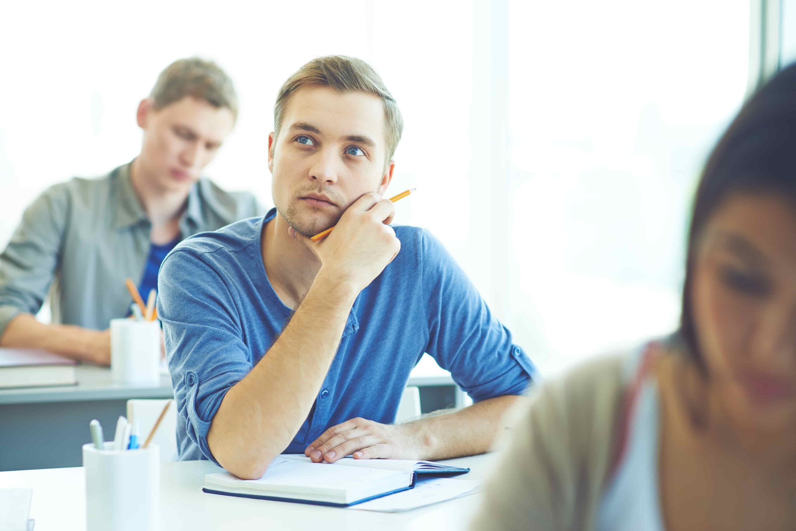 Estudante pensativo sobre qual a forma correta de usar trás ou traz.