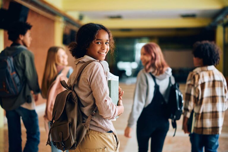 Estudante olhando para a câmera representando a figura de estudante sobre os assuntos que mais caem no Enem.