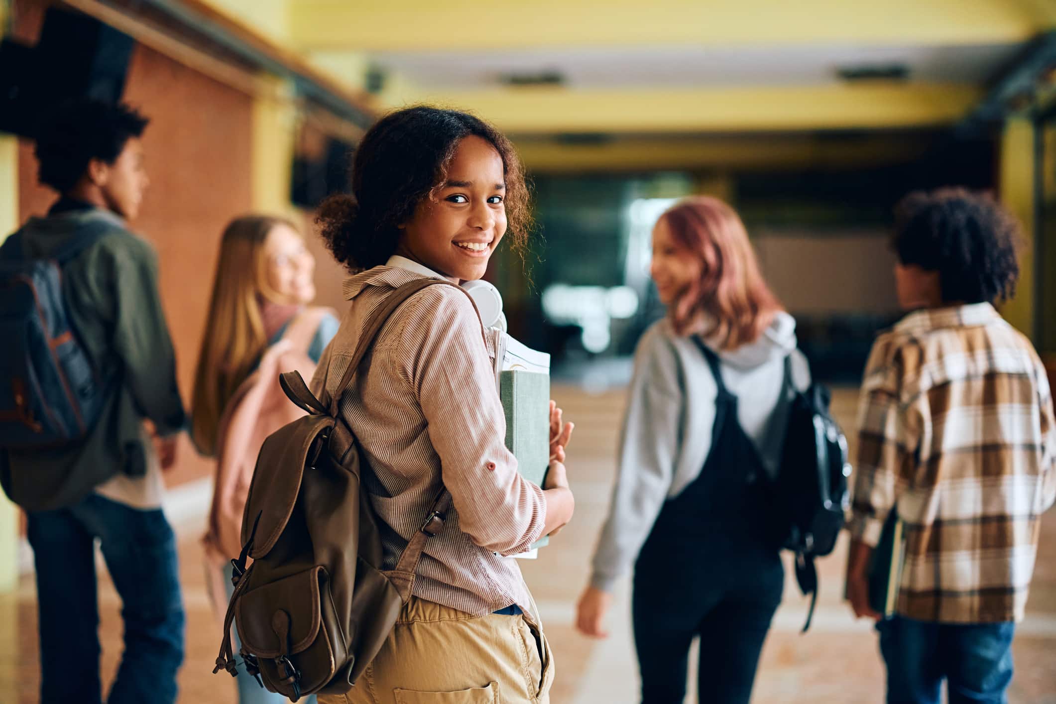 Estudante olhando para a câmera representando a figura de estudante sobre os assuntos que mais caem no Enem.