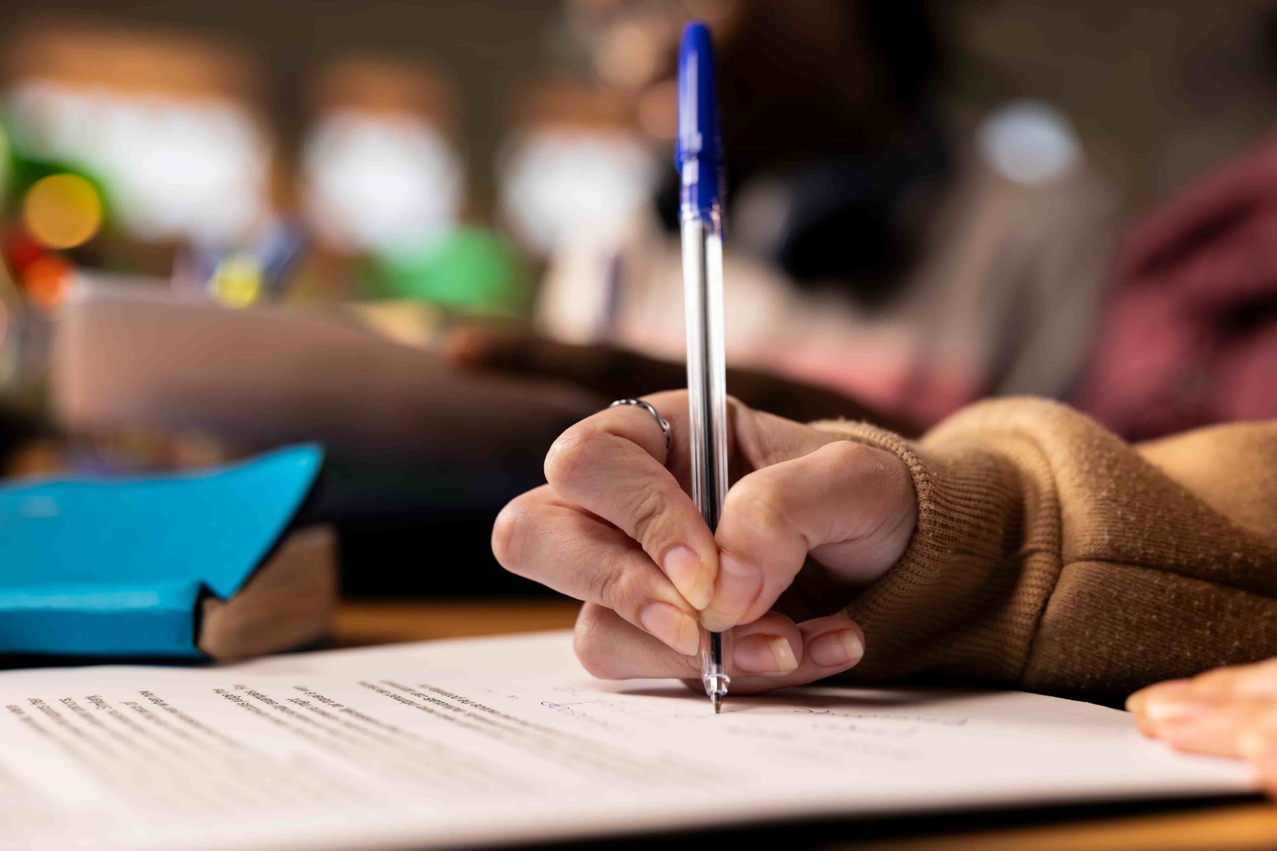 Estudantes escrevendo uma redação com base nas melhores citações para usar na redação do Enem