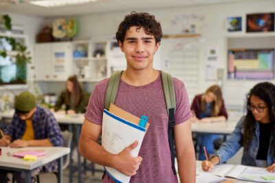 Estudante representando o fim das inscrições para o Enem 2026 que está próximo.