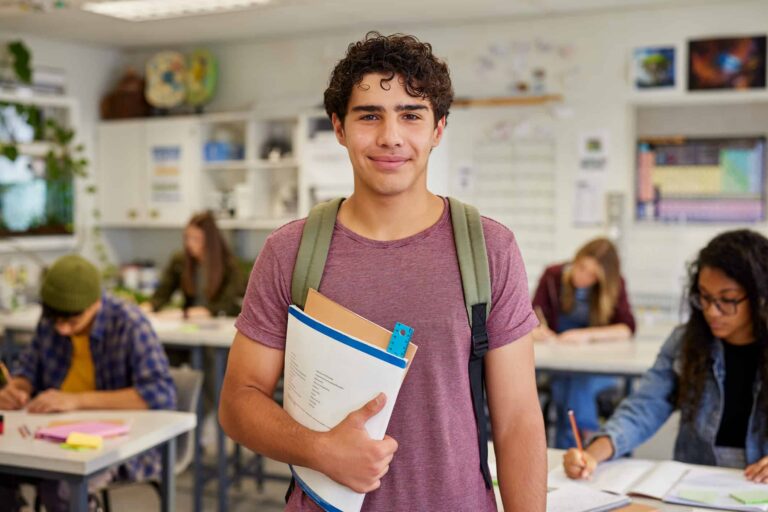 Estudante representando o fim das inscrições para o Enem 2026 que está próximo.
