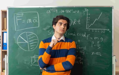 Estudante pensando sobre o que é algebra
