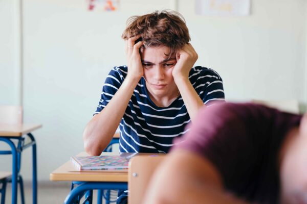 Estudante preocupado sobre as principais causas de reprovação no Enem
