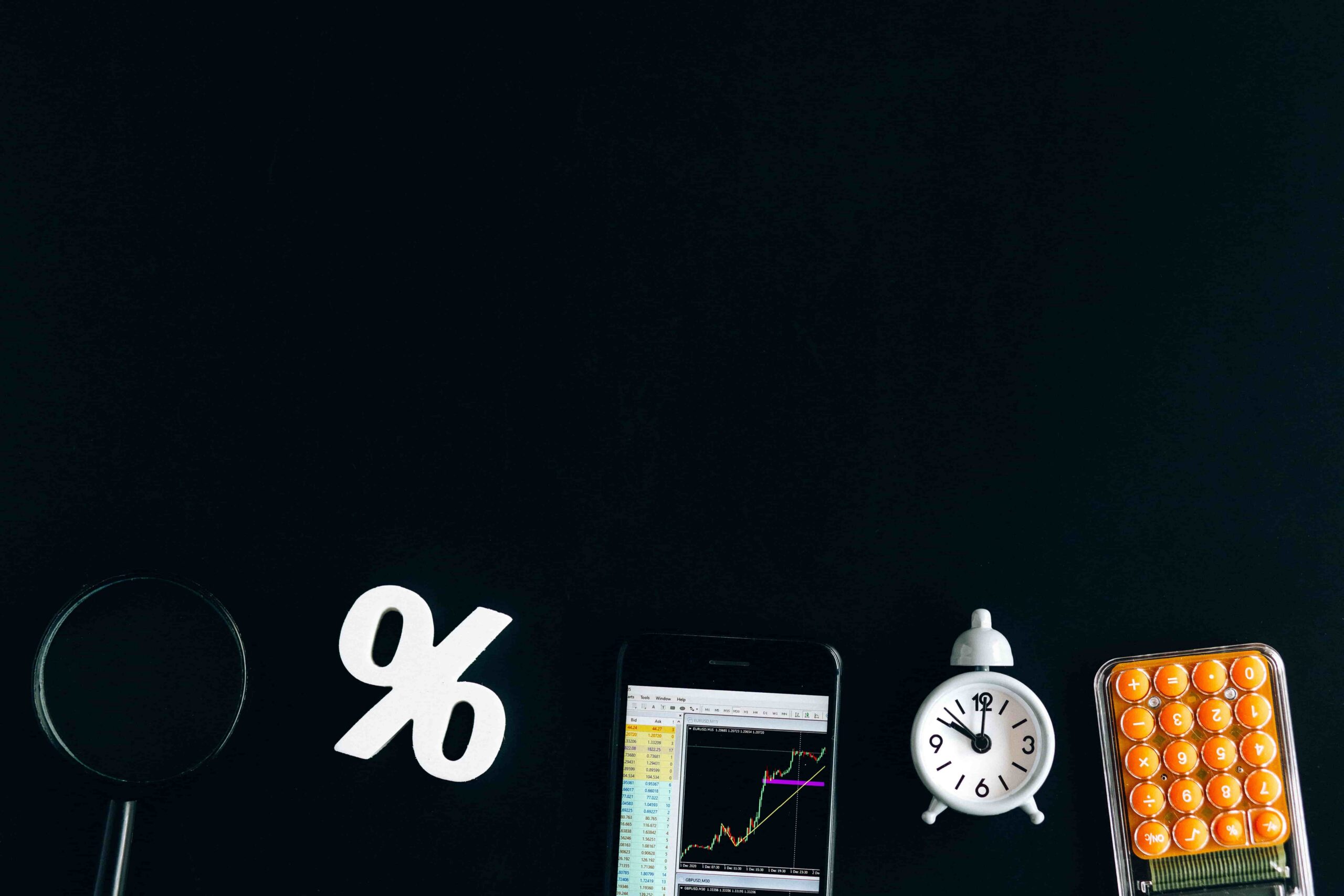 Elementos relacionados à matemática financeira, como símbolo de porcentagem, calculadora, relógio e gráfico em smartphone, ilustrando Como calcular porcentagem de forma prática para resolver descontos, aumentos e cálculos do dia a dia.
