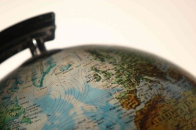 Globo terrestre destacando continentes, países e oceanos, representando a globalizacao e a integração econômica, cultural e tecnológica entre diferentes regiões do mundo.