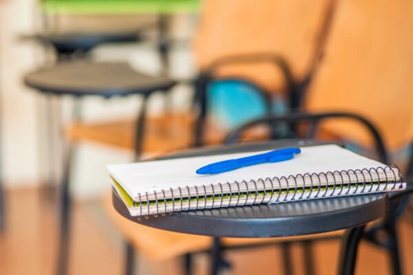 Caderno e caneta em sala de aula como preparação para o Encceja 2026.
