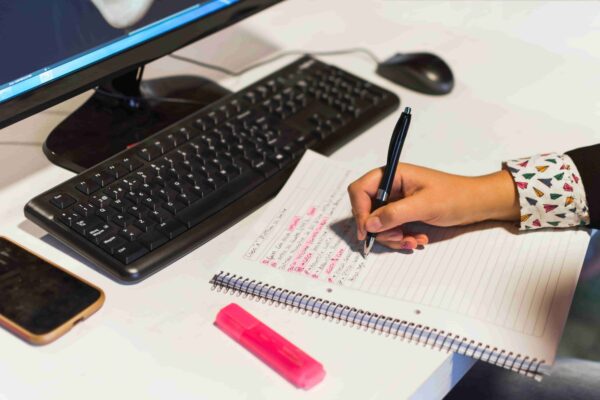 Interpretação de texto: estudante fazendo anotações e exercícios de leitura e compreensão durante os estudos.